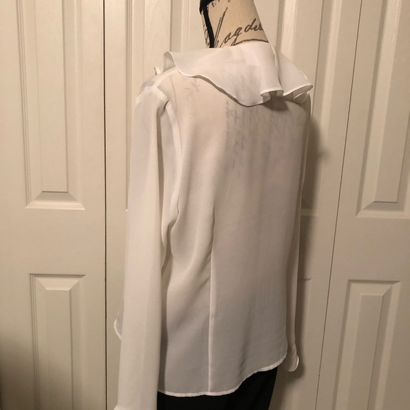 Flowing & Feminine Blouse Beautiful w/ a Suit - Picture 3 of 5